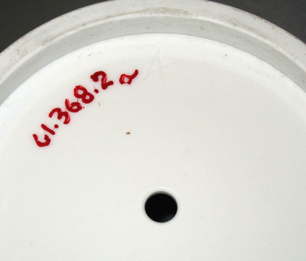 1961.0368.002 A Porcelain flower pot (underside)