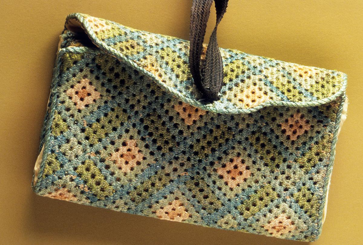 1955.0003.009 Pocketbook, View 3