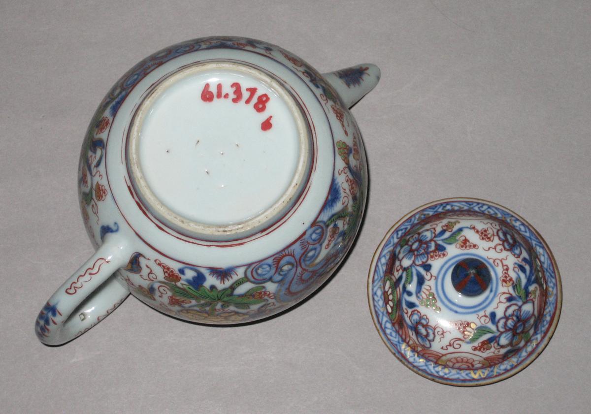 1961.0378 A, B Chinese porcelain teapot (bottom)