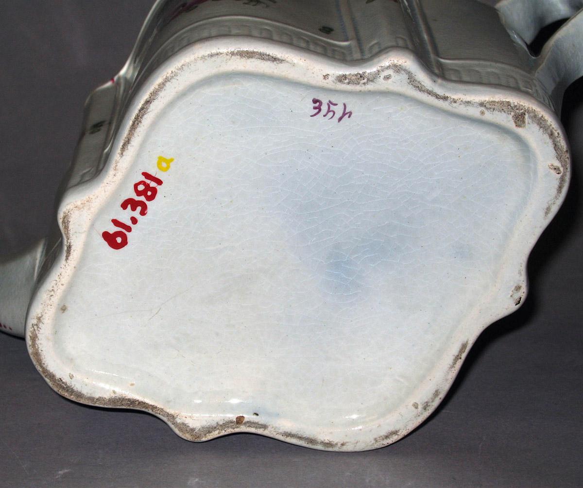 1961.0381 A Pearlware teapot (underside)