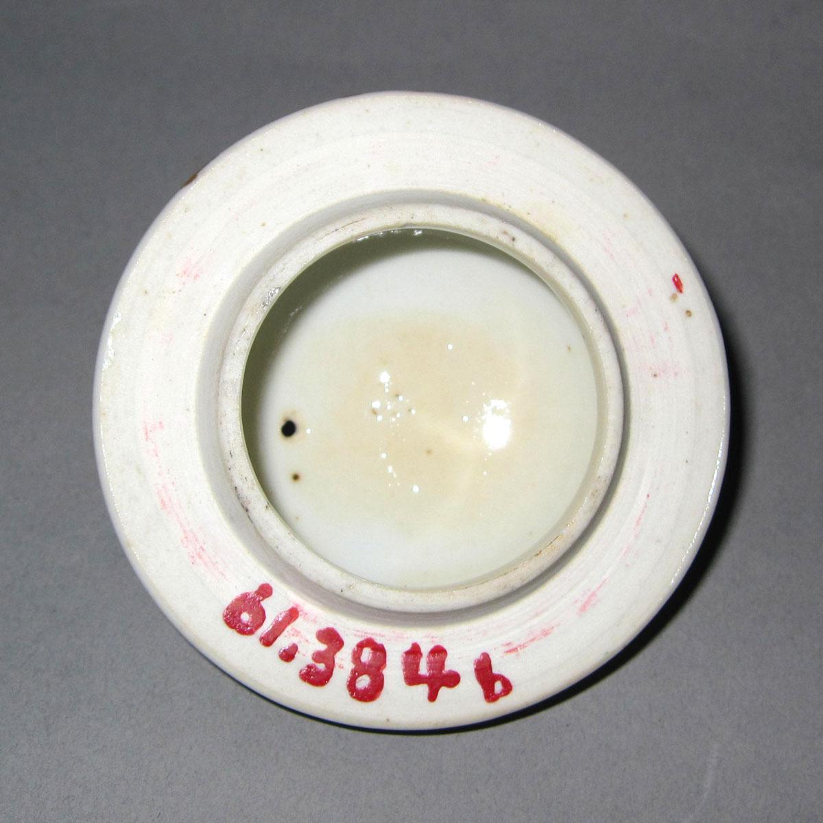 1961.0384 B Porcelain ewer cover underside