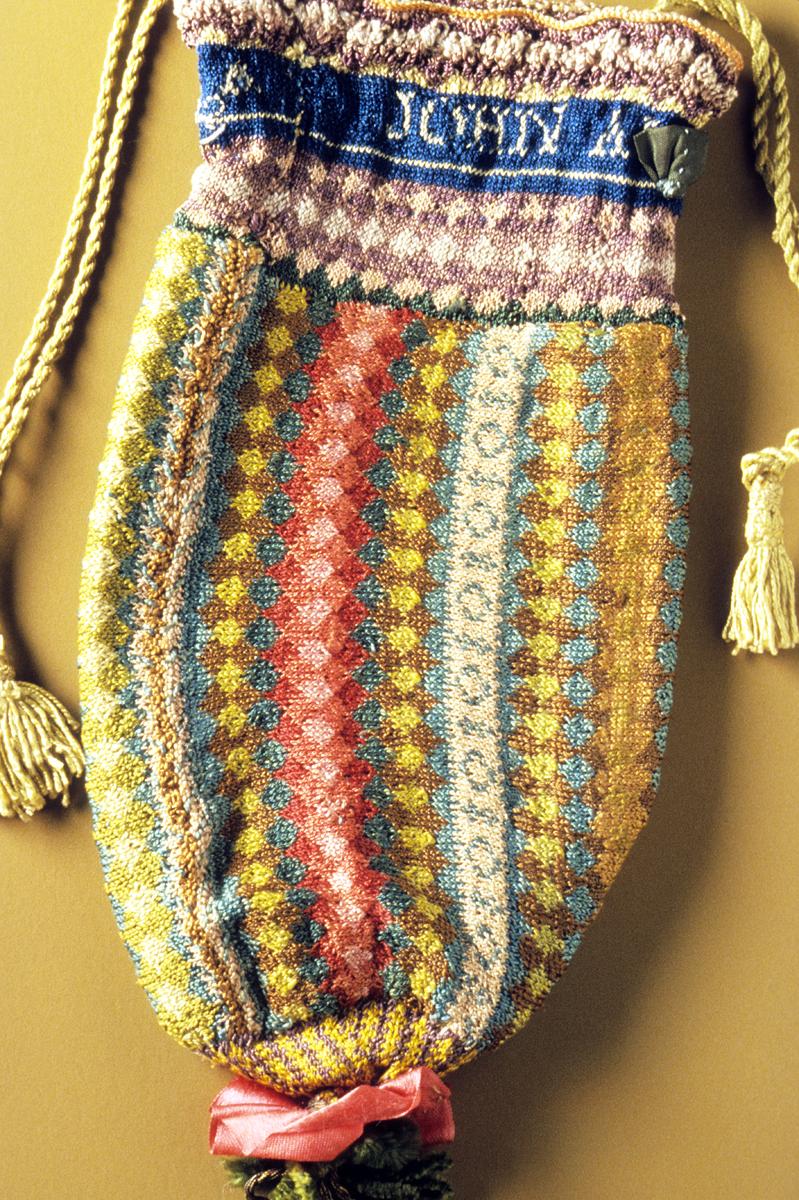1955.0003.011 Needlework Purse, View 3