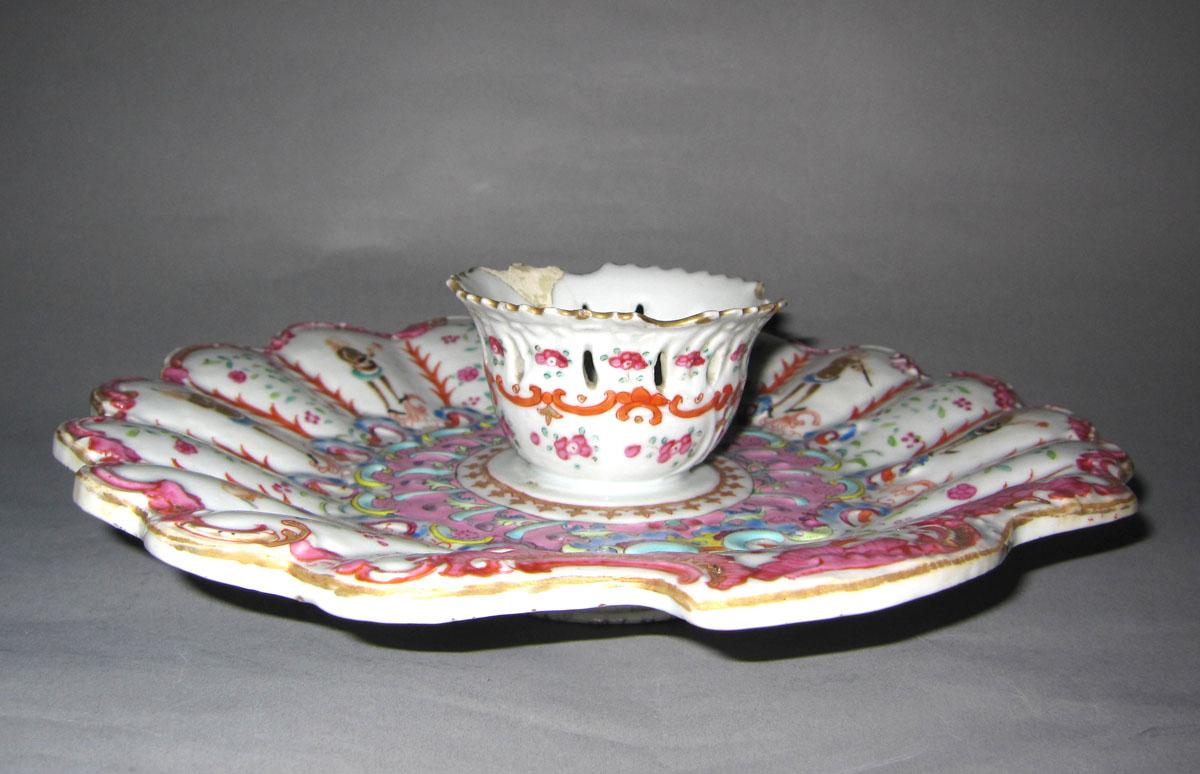 1961.0387 Porcelain dish side