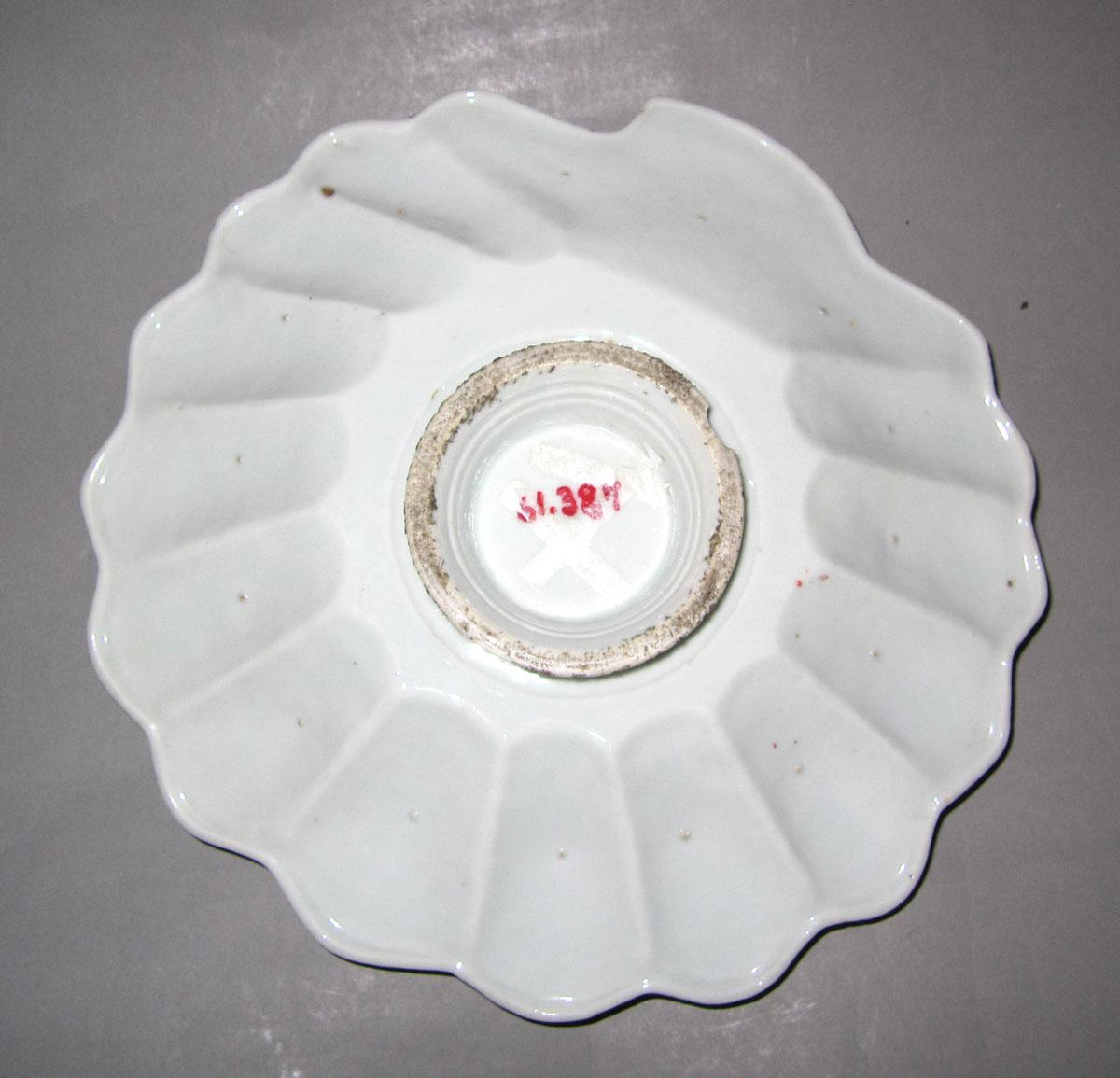 1961.0387 Porcelain dish underside