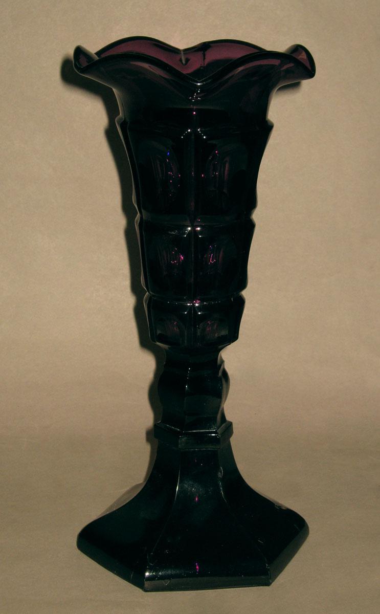 1961.0388.001 Glass vase