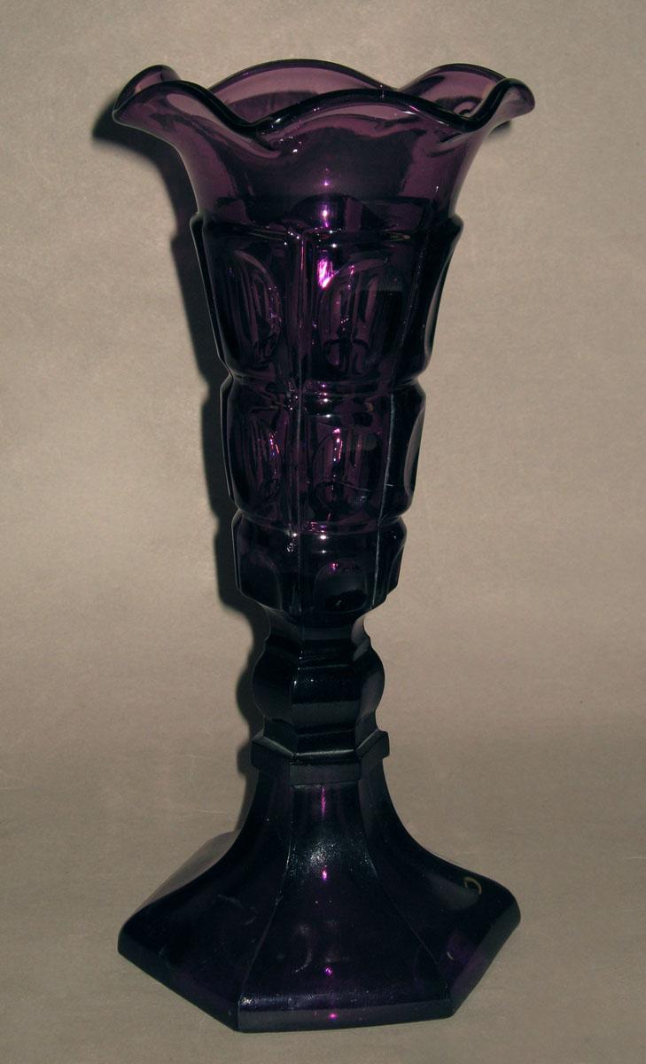 1961.0388.002 Glass vase