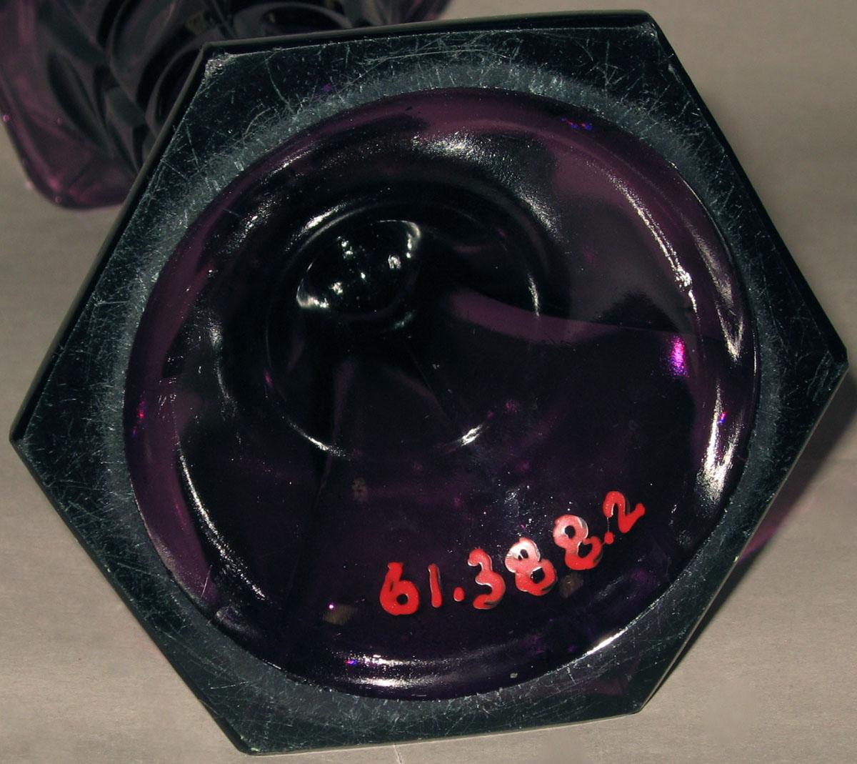 1961.0388.002 Glass vase (underside)