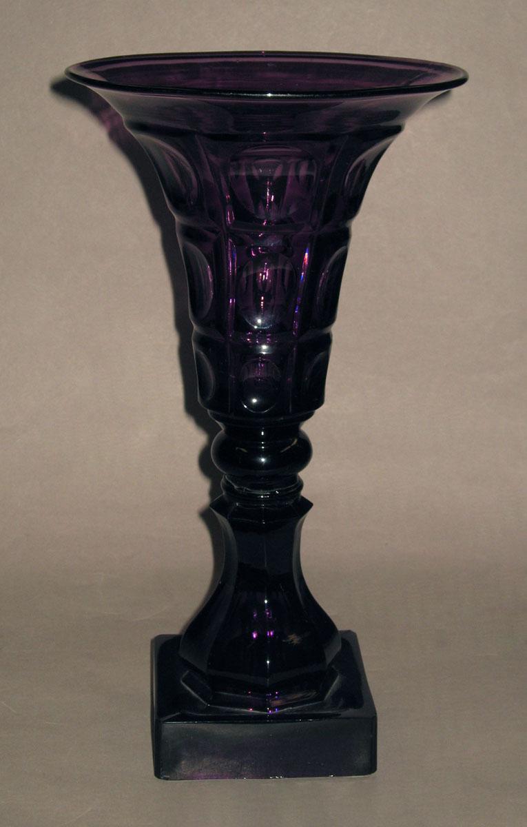 1961.0389 Glass vase