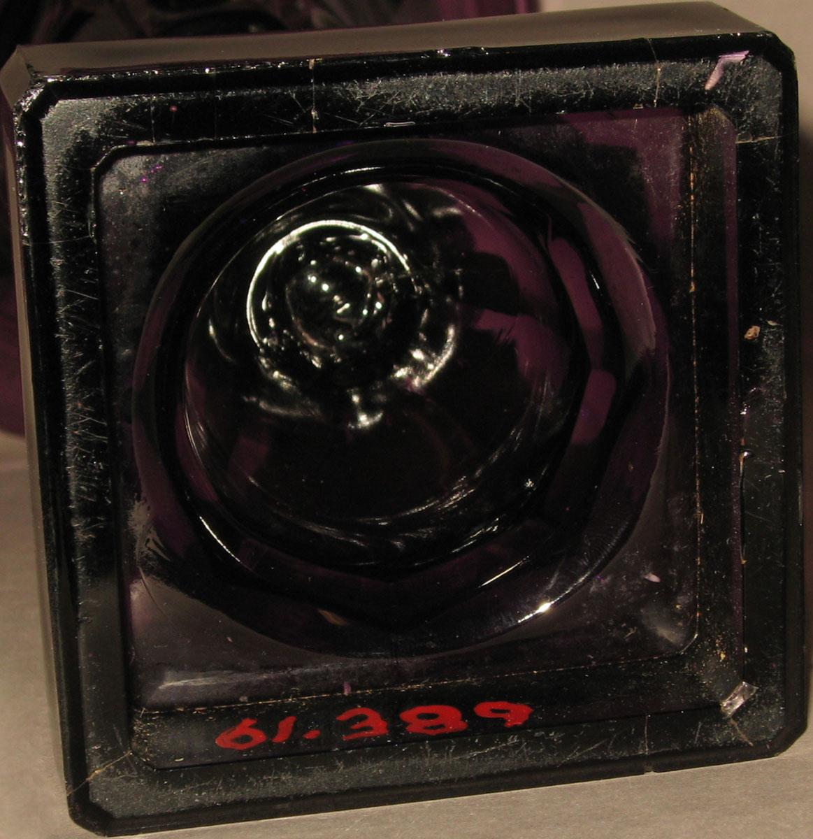 1961.0389 Glass vase (underside)