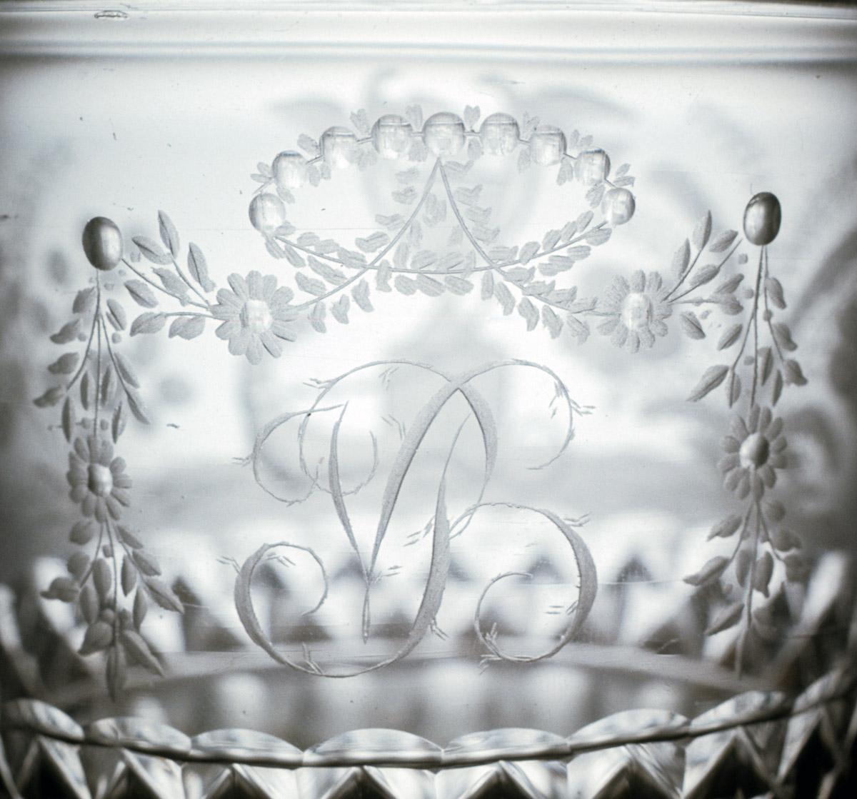 1955.0004 Glass tumbler (detail 2)