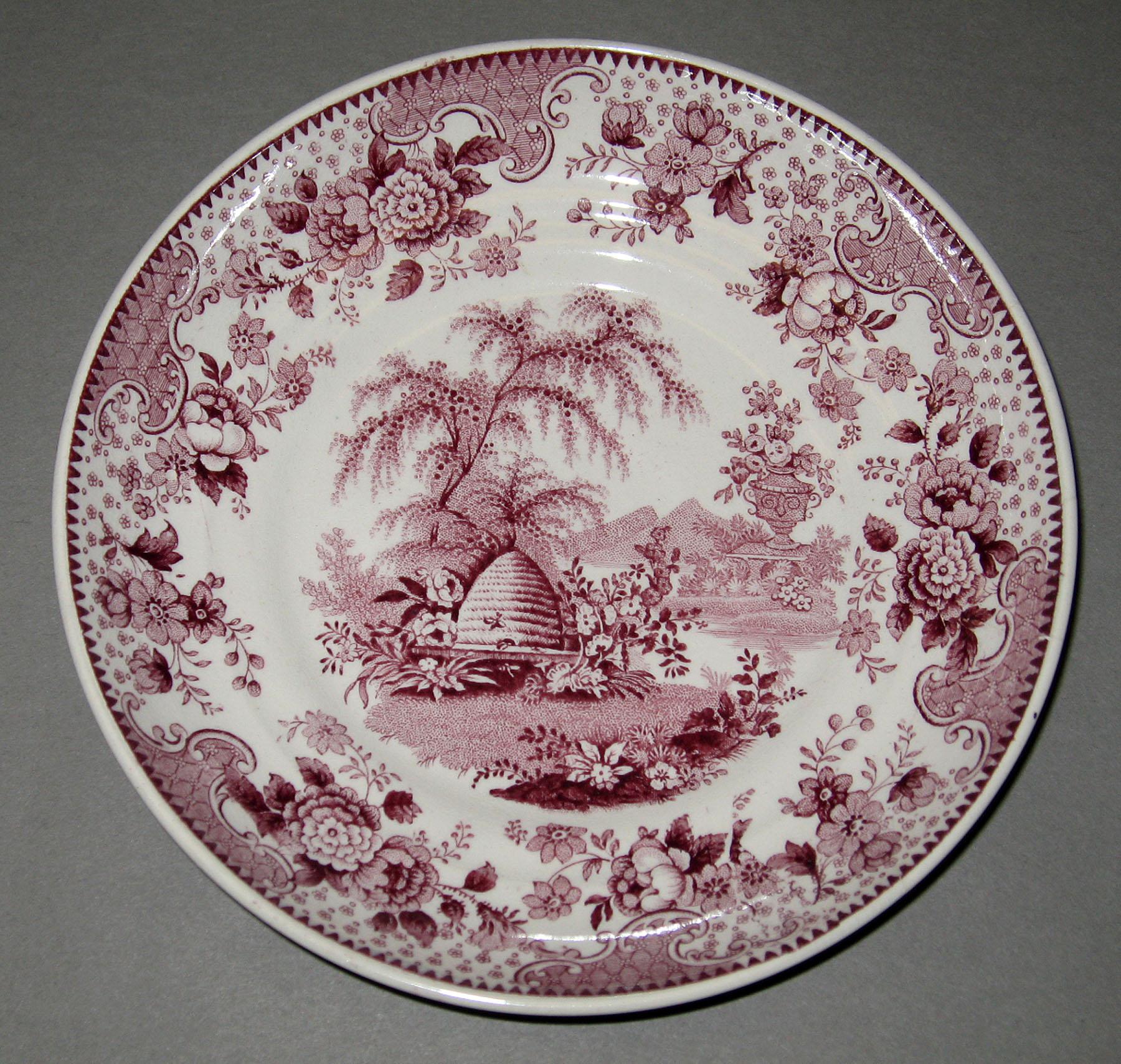 1961.0444.001 A Earthenware saucer