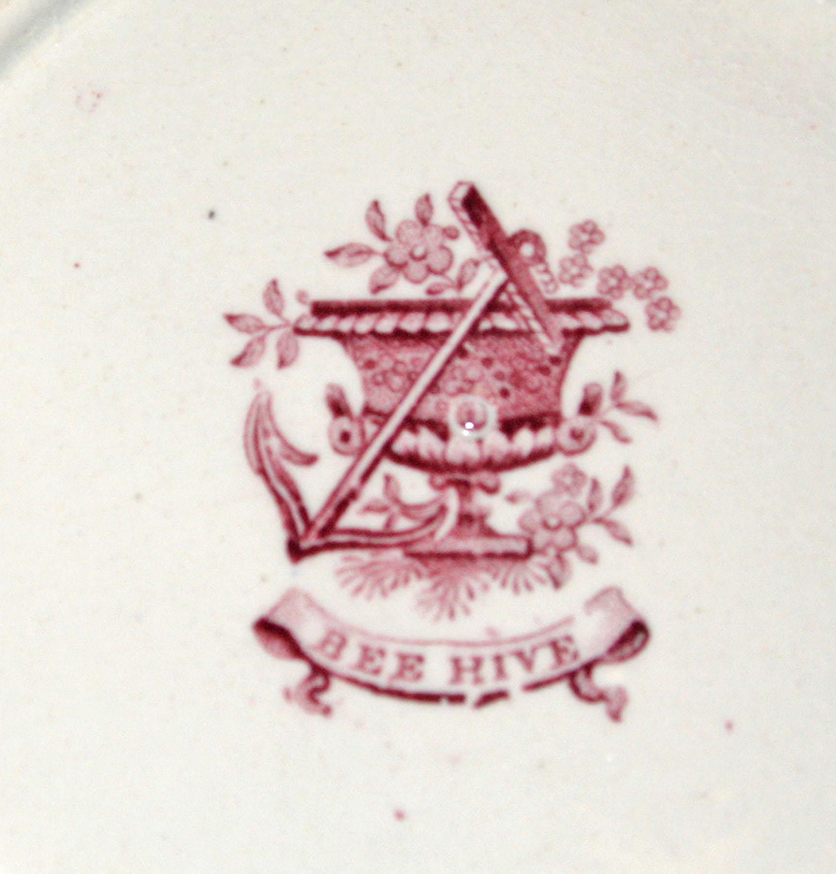 1961.0444.001 A Earthenware saucer, detail