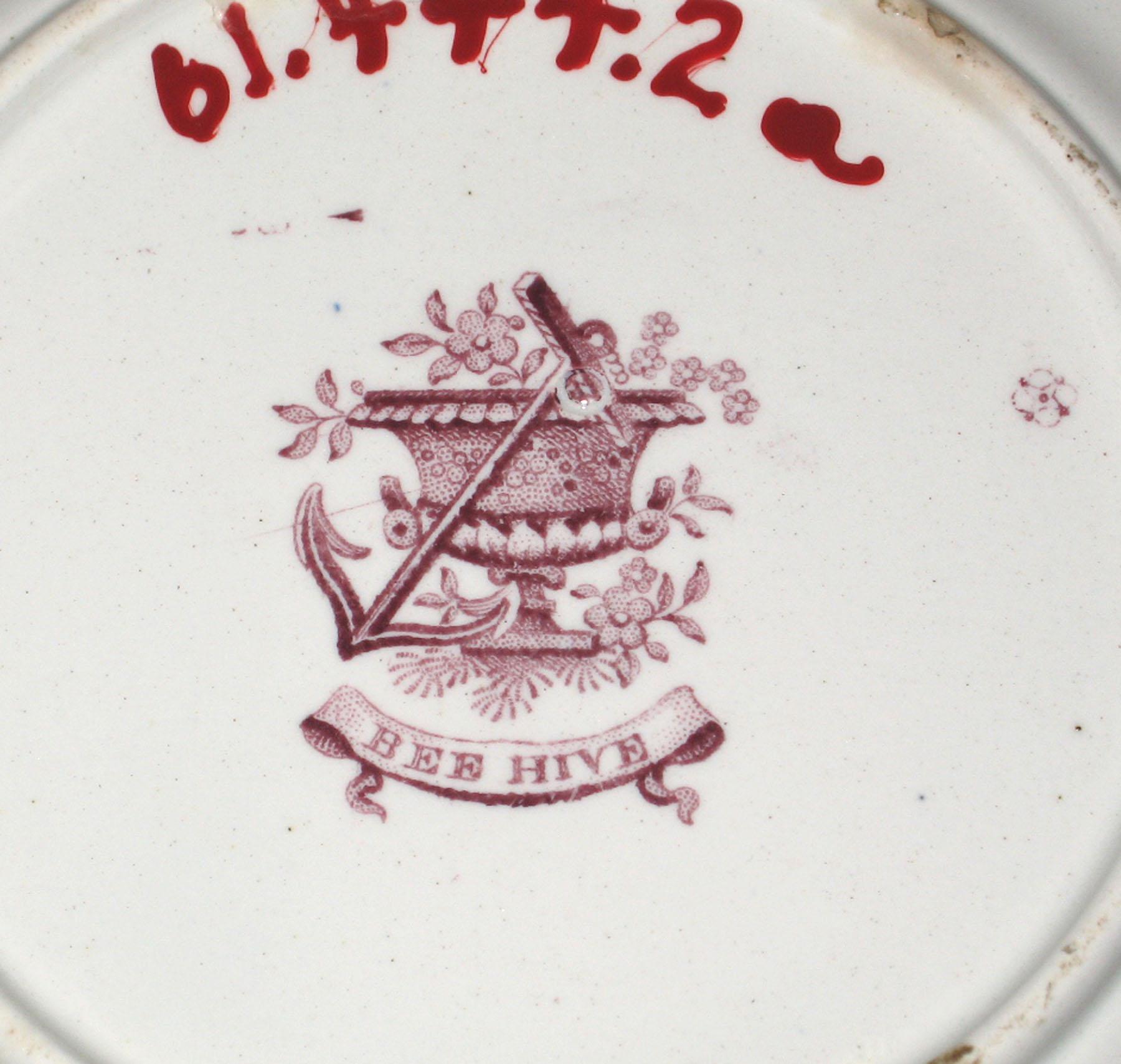 1961.0444.002 Earthenware saucer, detail