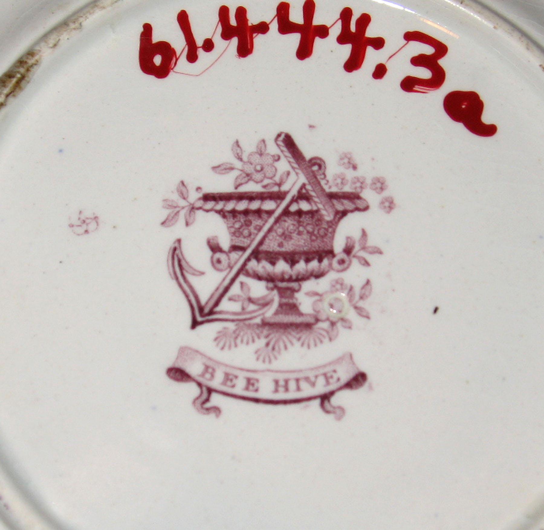 1961.0444.003 Earthenware saucer, detail