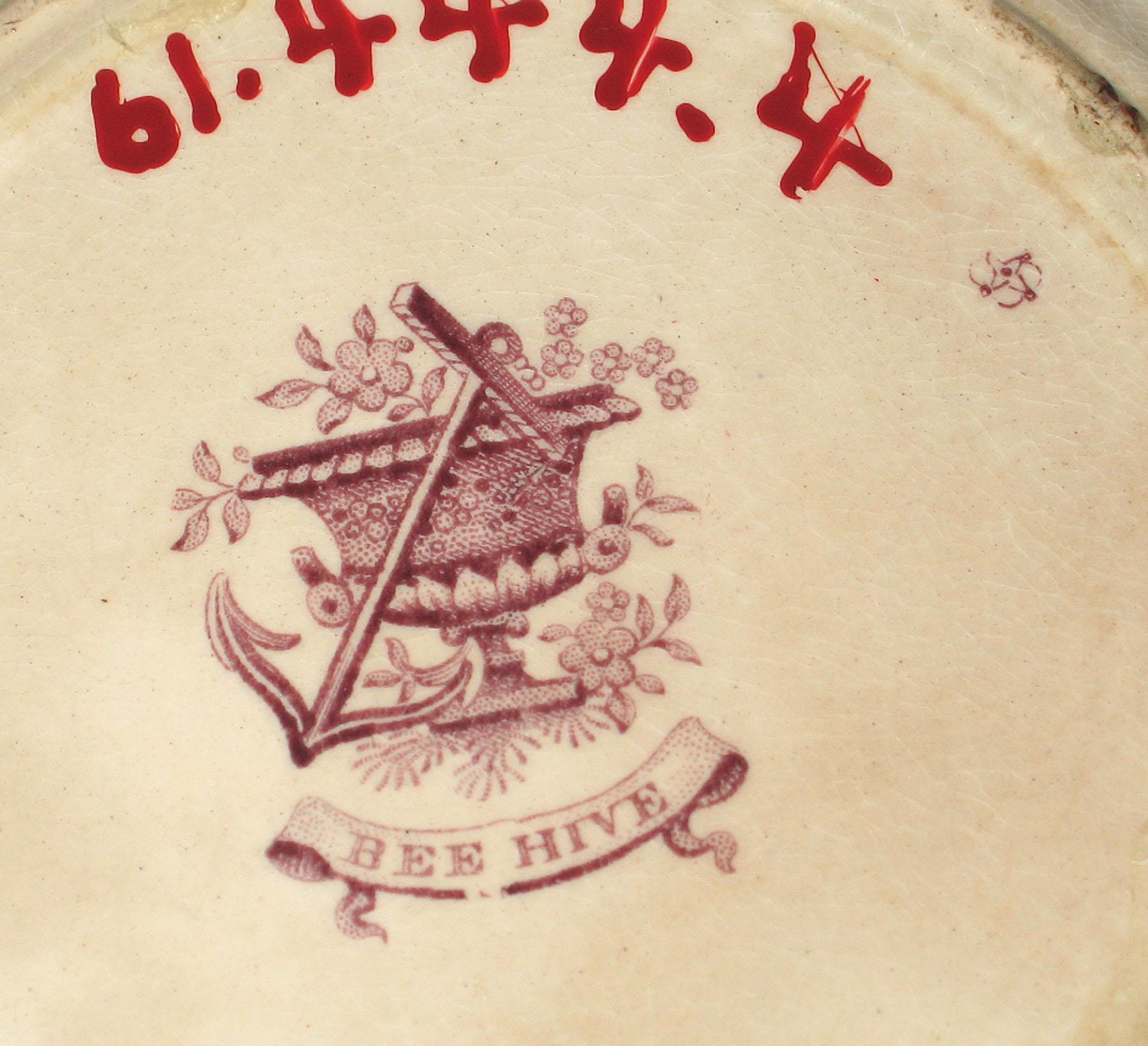 1961.0444.004 Earthenware saucer, detail