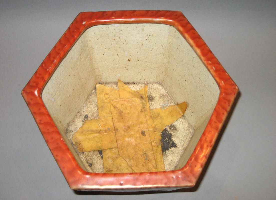 1961.0468.001 Flower container interior
