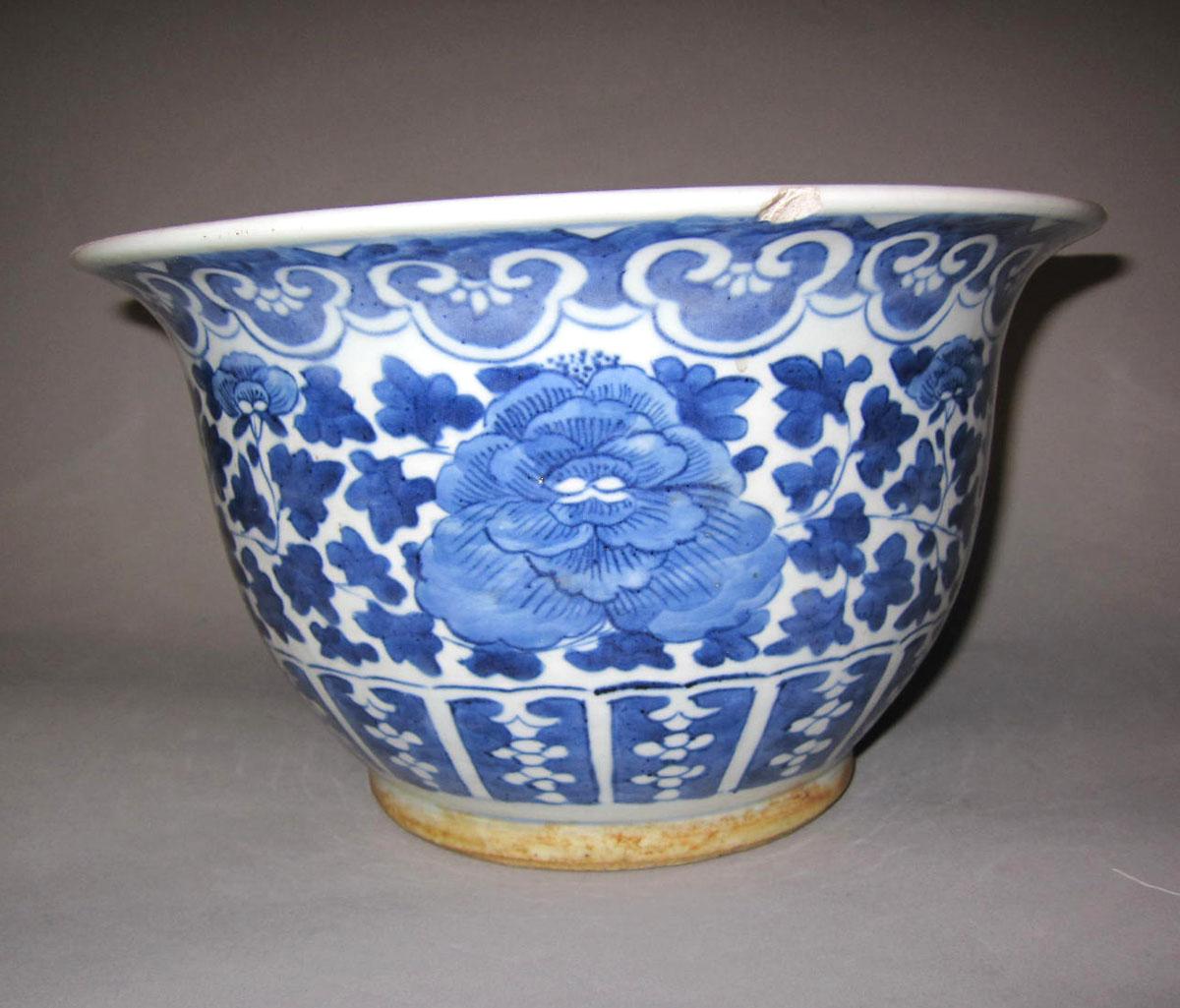 1961.0469.001 Porcelain flower container