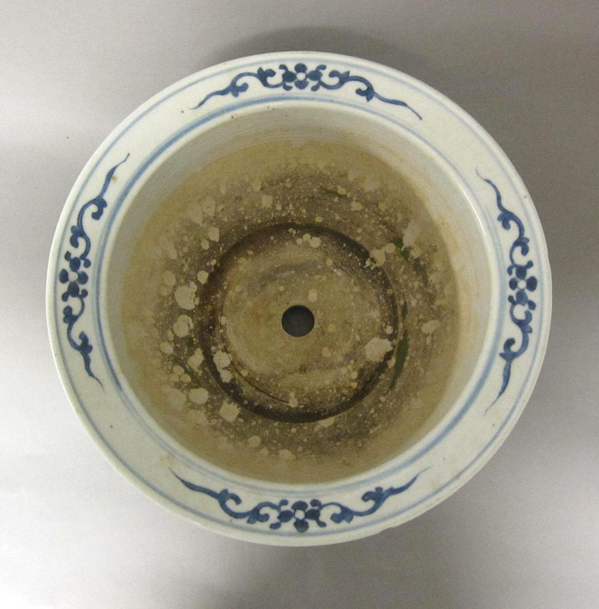 1961.0469.001 Porcelain flower container top