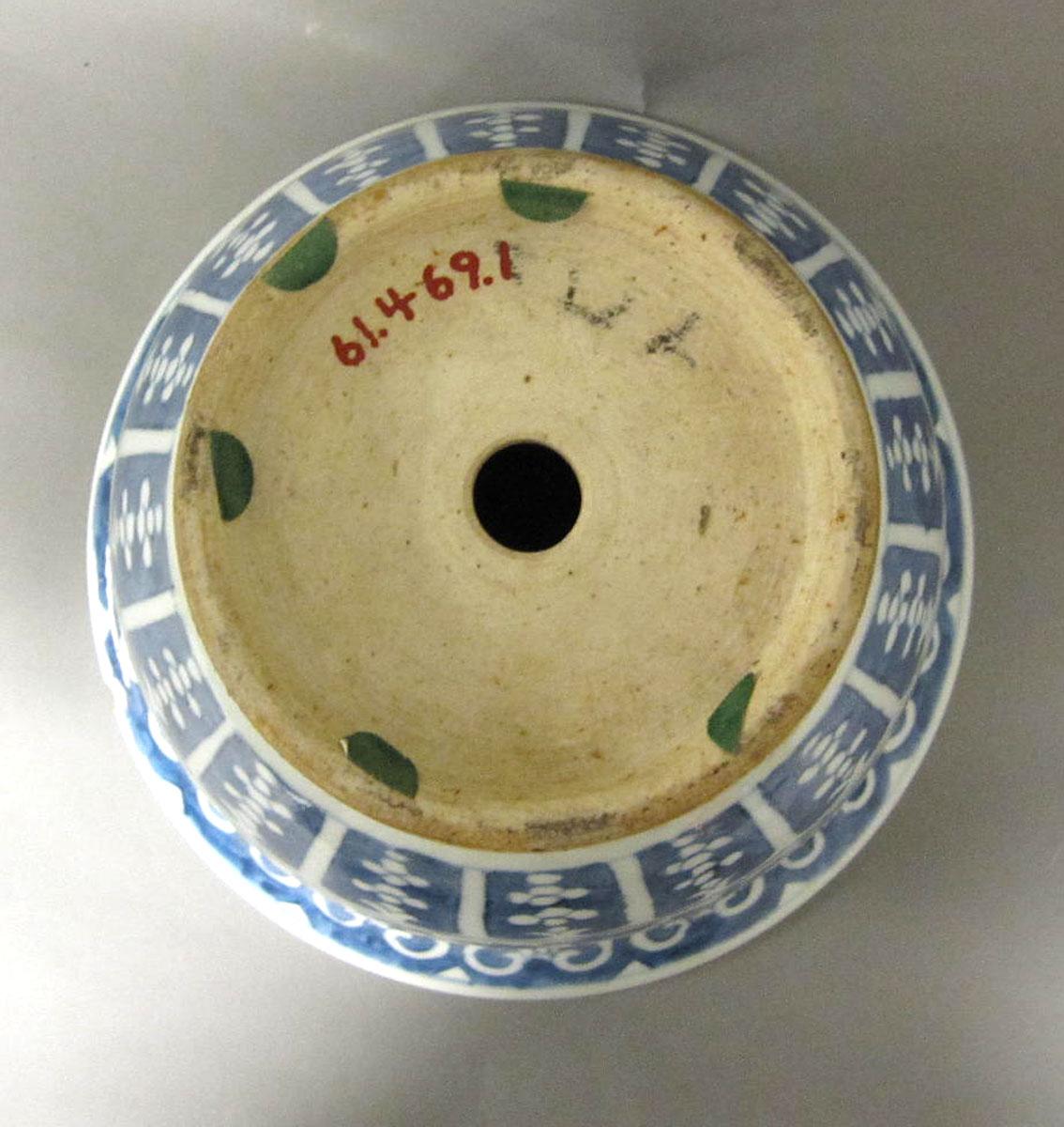 1961.0469.001 Porcelain flower container underside