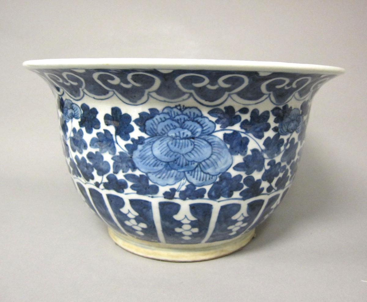 1961.0469.002 Porcelain flower container