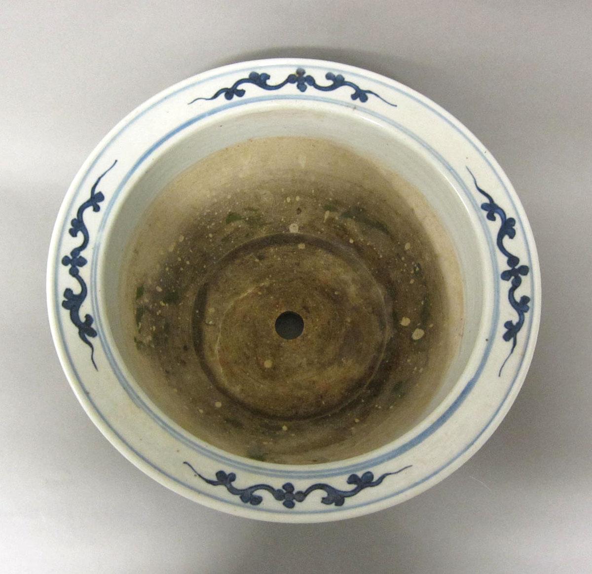 1961.0469.002 Porcelain flower container top