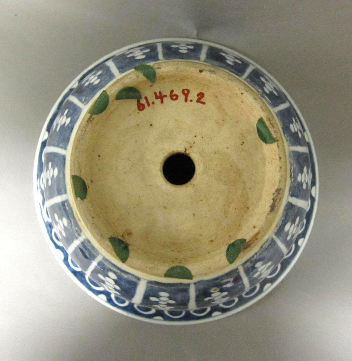1961.0469.002 Porcelain flower container underside
