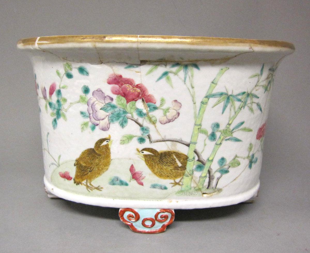 1961.0470.001 Porcelain flower container