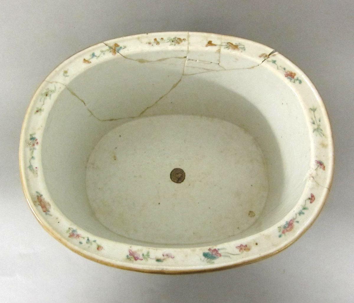1961.0470.001 Porcelain flower container top
