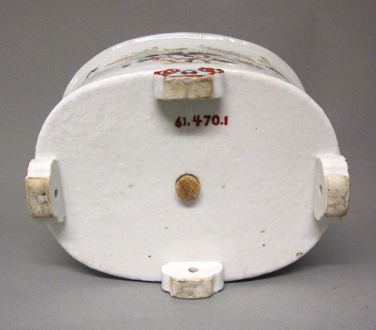 1961.0470.001 Porcelain flower container underside