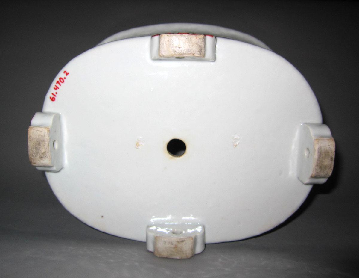 1961.0470.002 Porcelain flower pot underside