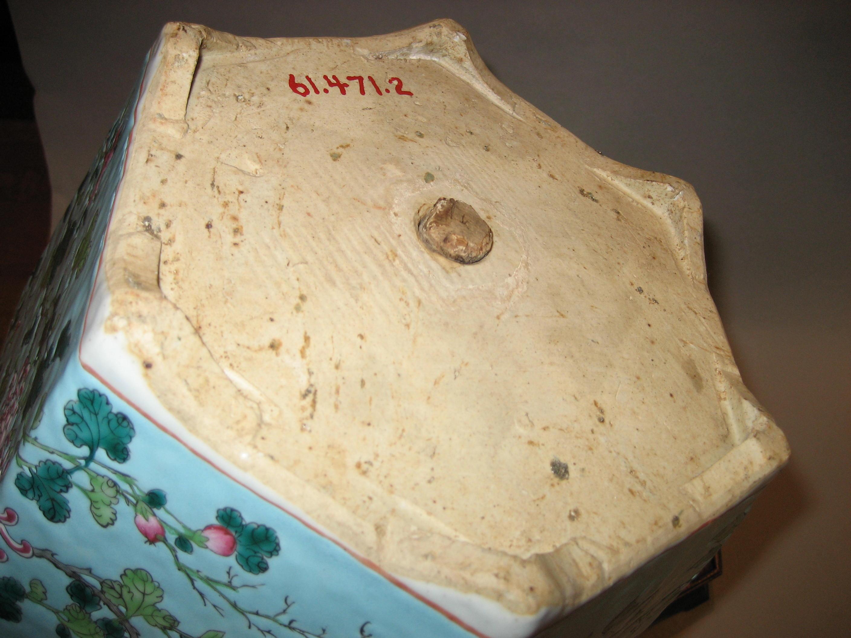 1961.0471.002 Flower container underside