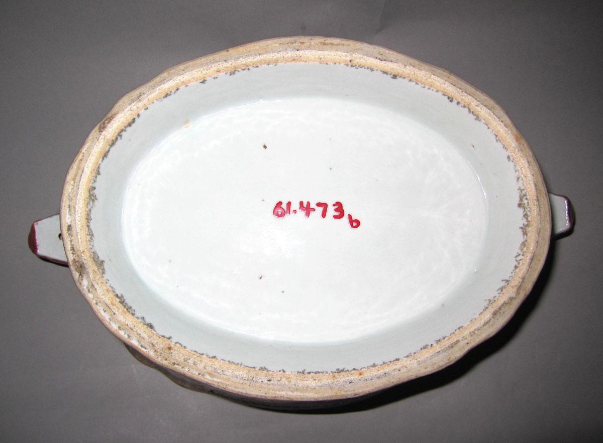 1961.0473 B Porcelain tureen underside