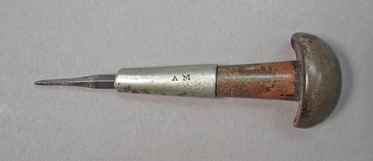 1961.0493.002, Burin, side 1