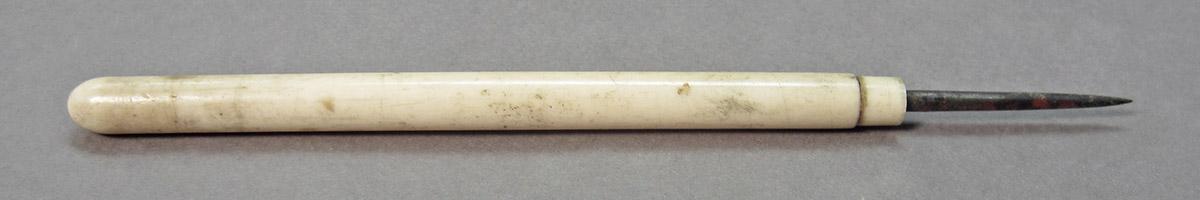 1961.0493.020, Burin, side 1