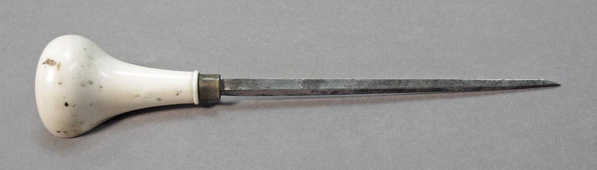 1961.0493.021, Burin, side 1