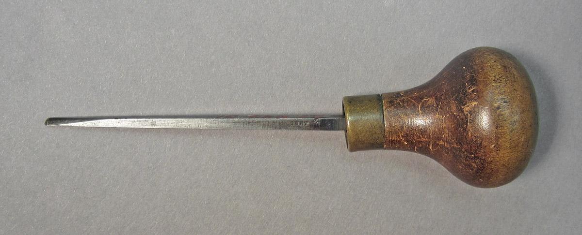 1961.0493.031, Burin, side 1