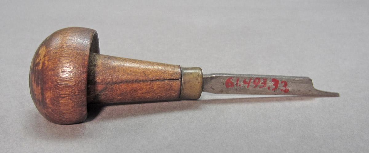 1961.0493.032, Burin, side 1