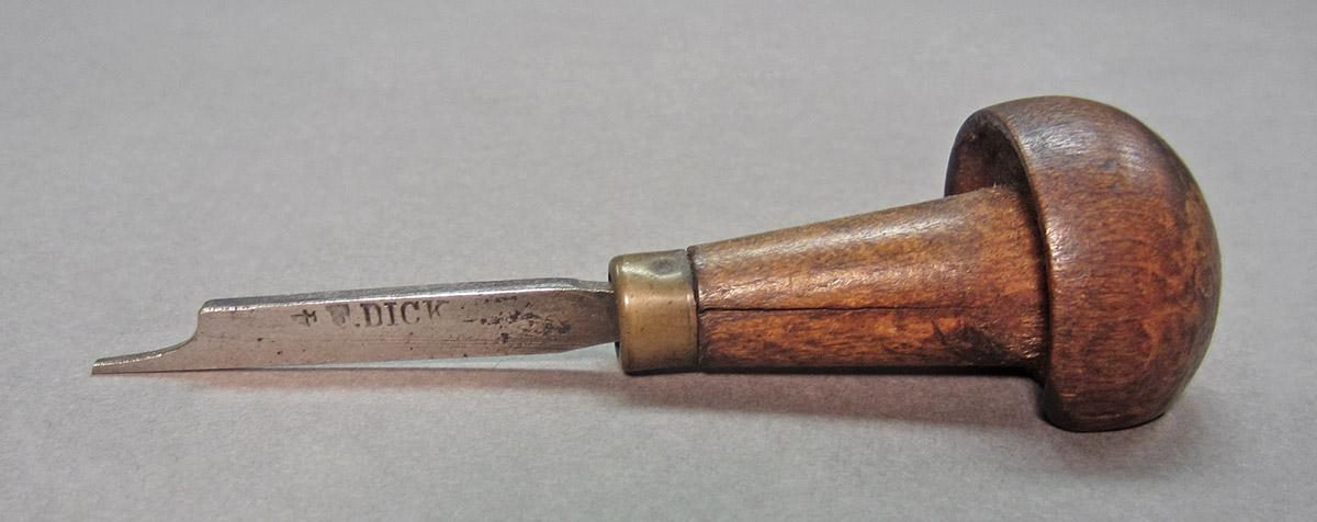 1961.0493.032, Burin, side 2