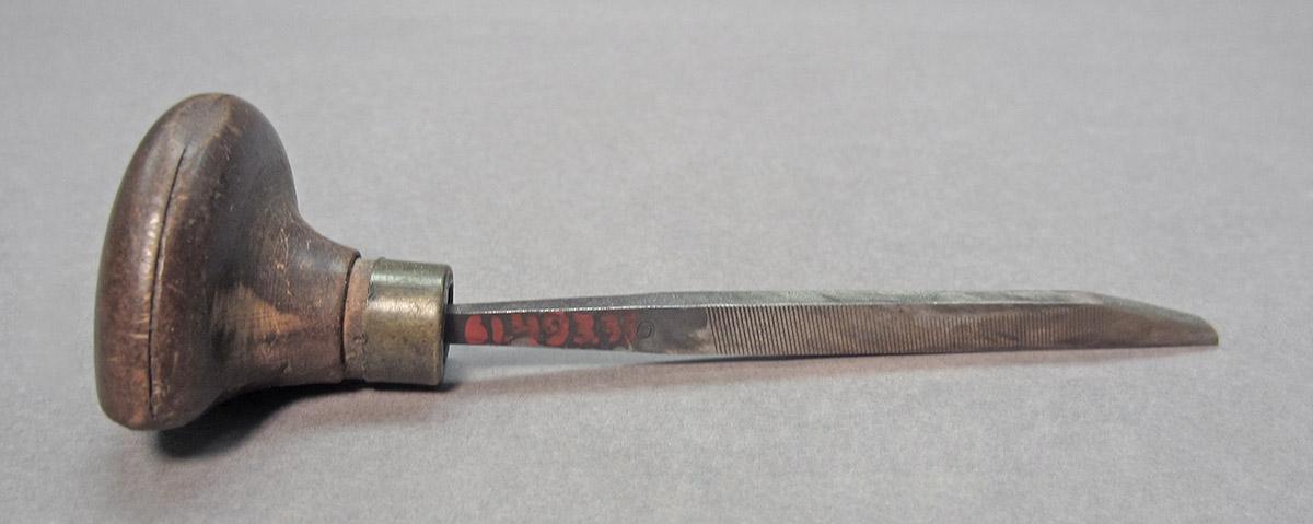 1961.0493.033, Burin, side 1