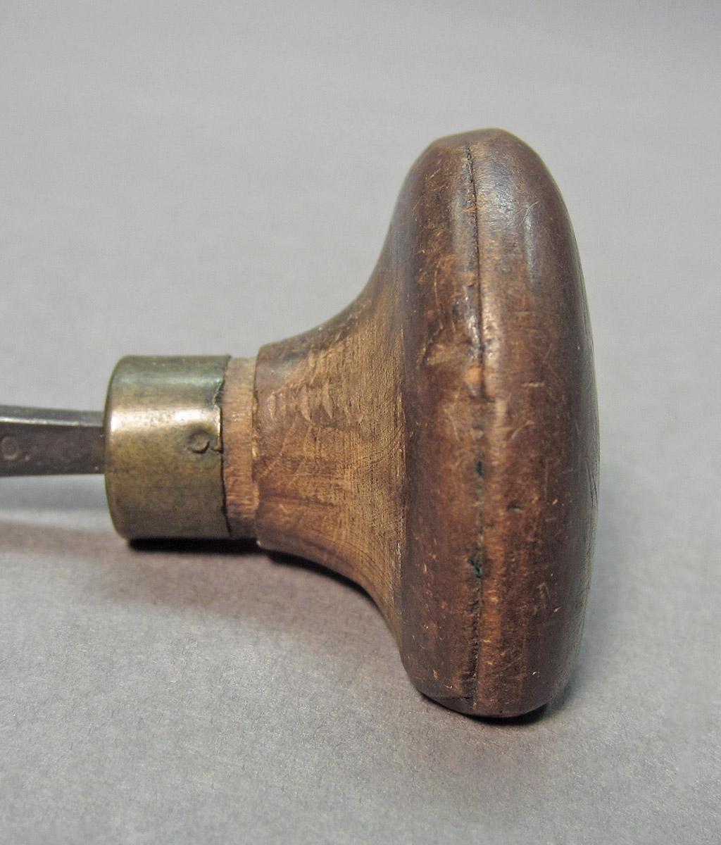 1961.0493.033, Burin, handle