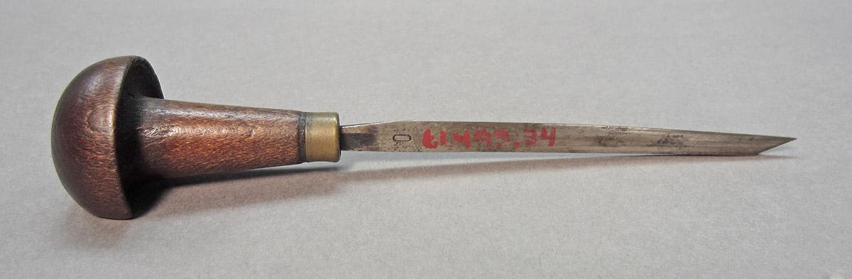 1961.0493.034, Burin, side 1