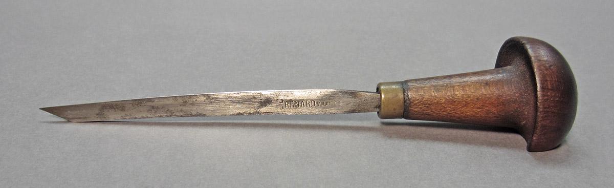 1961.0493.034, Burin, side 2