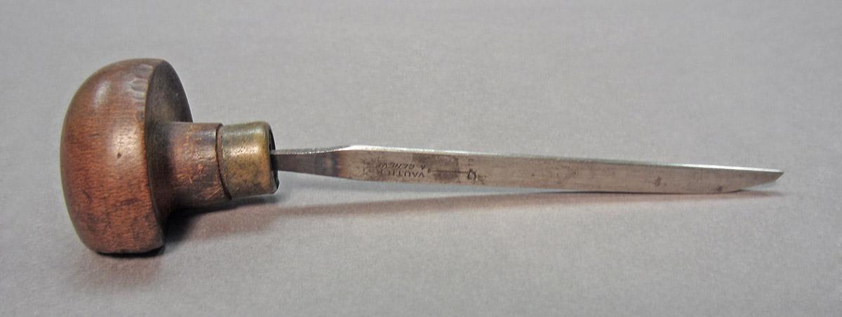 1961.0493.036, Burin, side 1