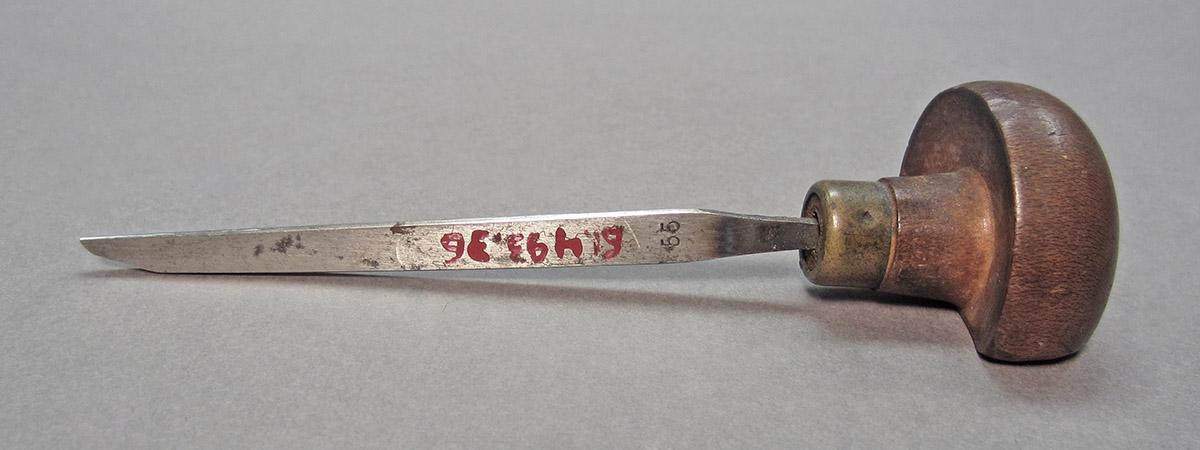 1961.0493.036, Burin, side 2