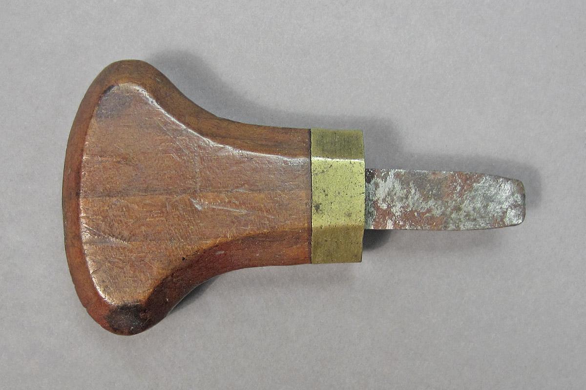 1961.0493.038, Engraving tool, side 1