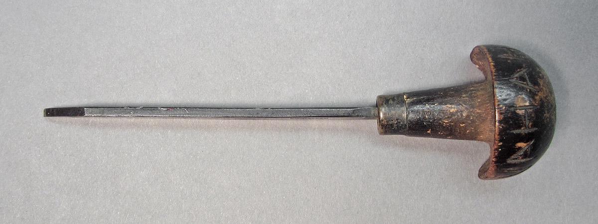 1961.0493.040, Burin, side 1