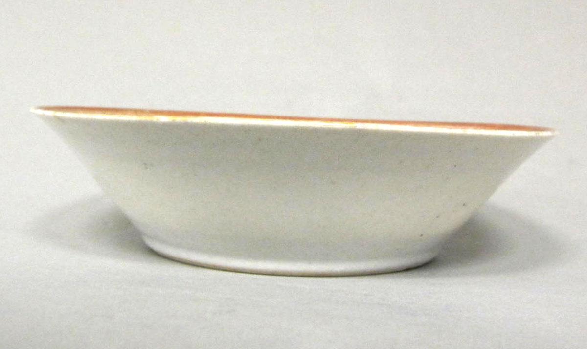 1961.0517.001 Porcelain saucer side