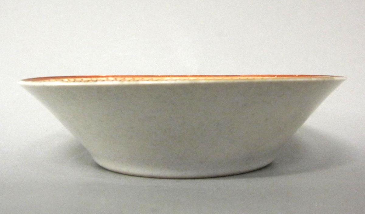 1961.0517.002 Porcelain saucer side
