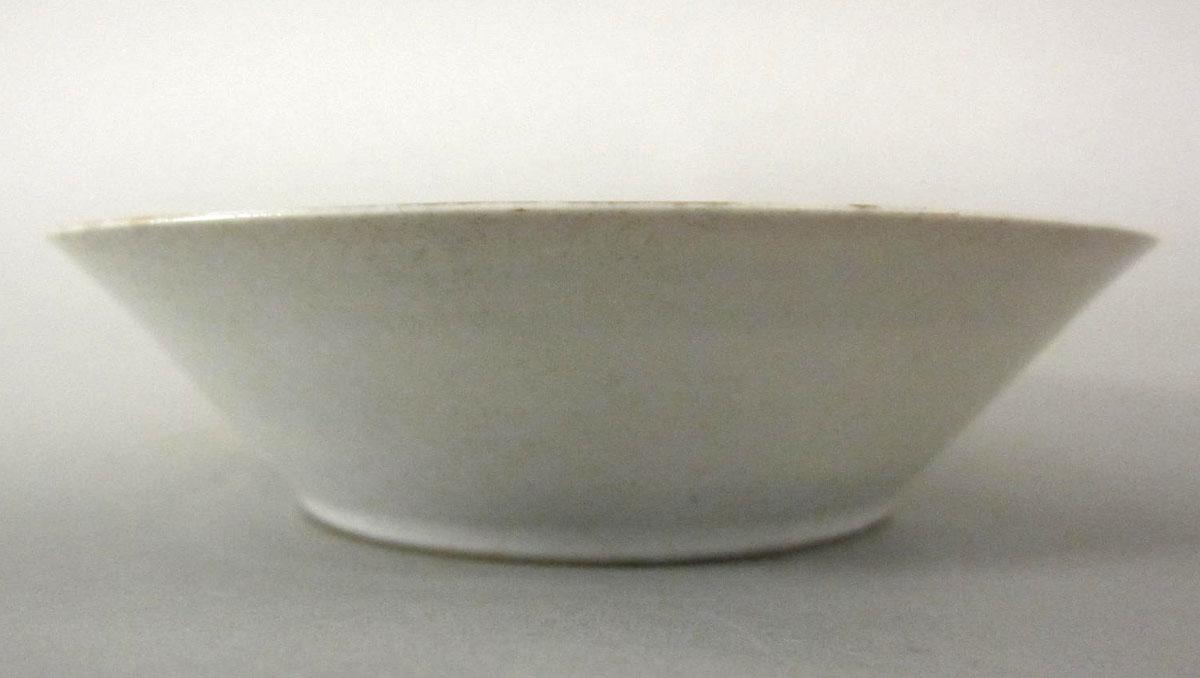 1961.0517.003 Porcelain saucer side