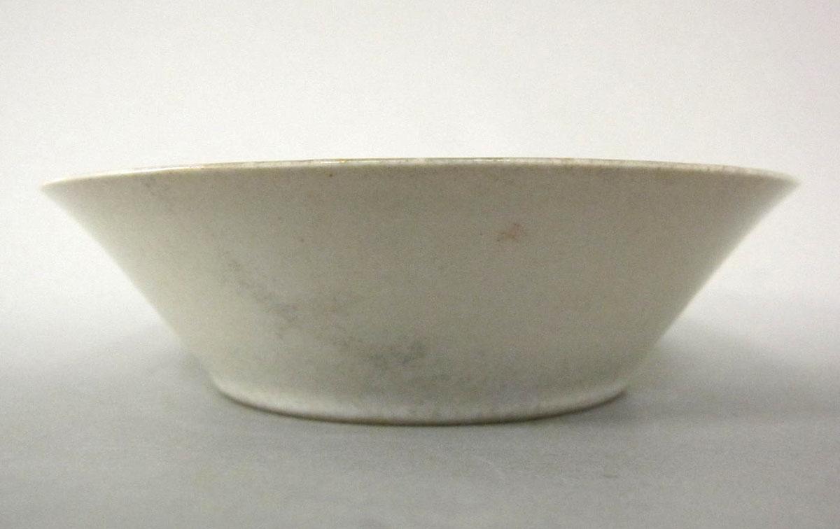 1961.0517.005 Porcelain saucer side